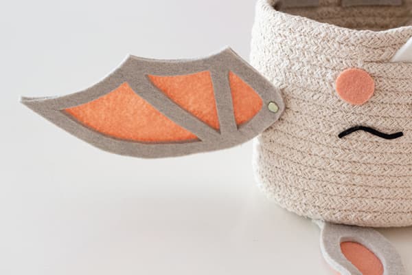 Der Filzflügel der Fledermaus wurde mit einer Musterbeutelklammer befestigt.