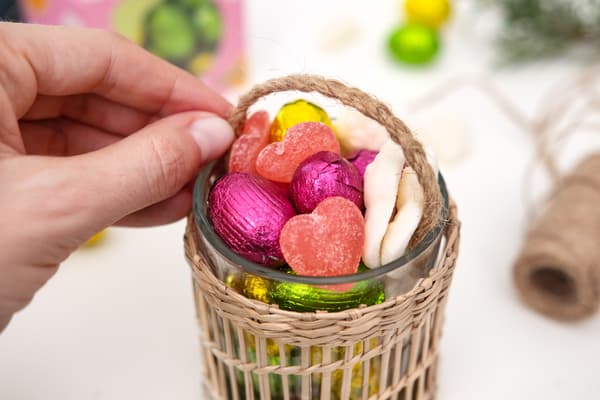 Der Henkel wird am Osterkörbchen befestigt.