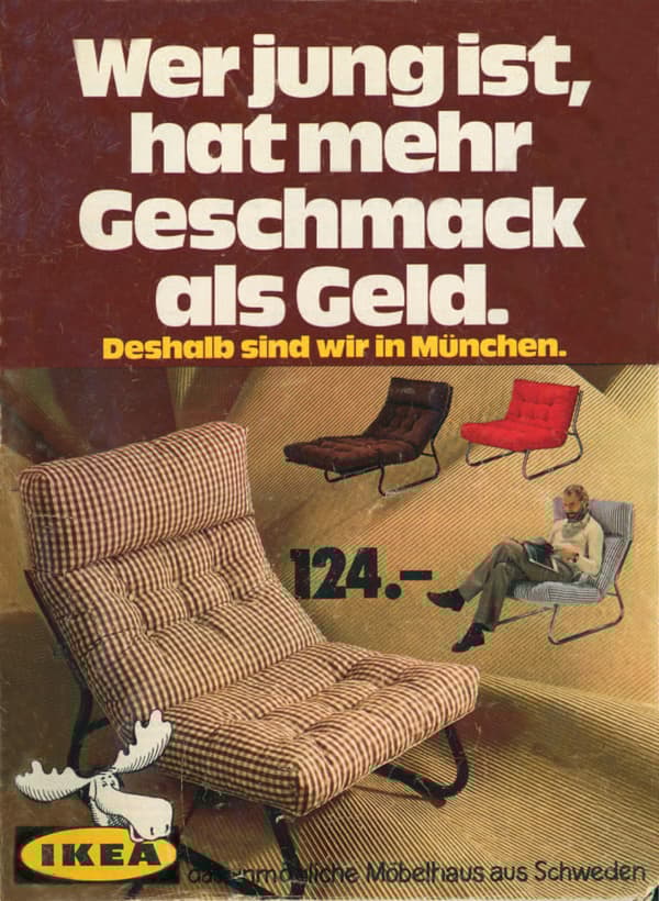 Der IKEA Katalog von 1974. Es sind verschiedene Sitzmöglichkeiten zu sehen, darunter zwei Sessel und ein Liegesofa. Zu lesen ist: Wer jung ist, hat mehr Geschmack als Geld.