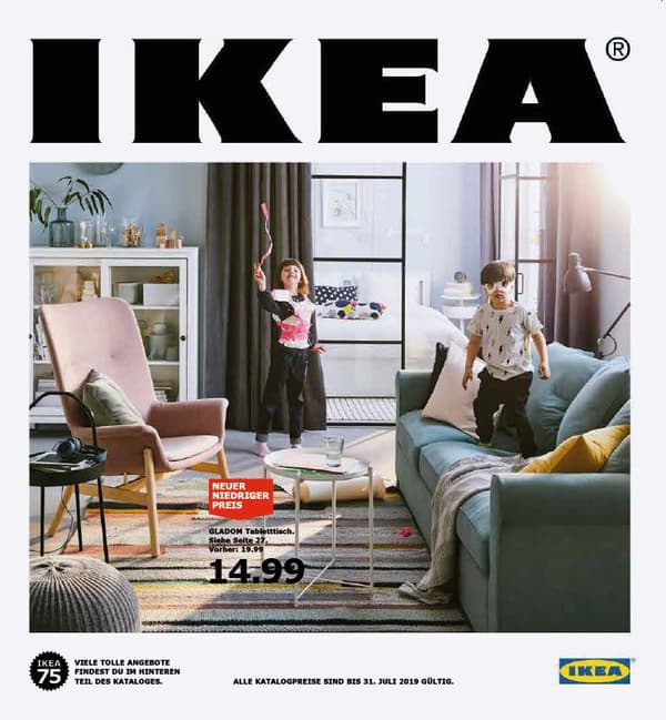 Der IKEA Katalog von 2019. Darauf ist ein Wohnzimmer mit Sofa und zwei kleinen spielenden Kindern zu sehen.