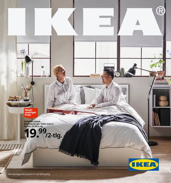 Der IKEA Katalog von 2020. Darauf ist ein Pärchen in weißen Schlafanzügen in einem weißen Bett mit weißer Bettwäsche zu sehen.