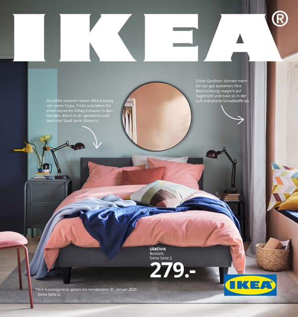 Der IKEA Katalog von 2021. Darauf ist ein graues Bett mit rosa Bettwäsche und rundem Spiegel an der Wand zu sehen.