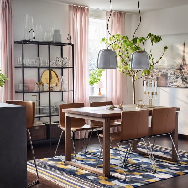 Der IKEA MÖRBYLÅNGA Esstisch mit braunem Eichenfurnier und die verchromten BERNHARD Stühle mit dem Lederbezug „Mjuk“ in Goldbraun ergeben wie hier eine moderne Essplatzkombination dank ihrer geraden Linien und Kanten.