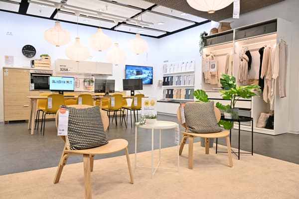 Der Innenbereich des IKEA Pop-up Stores in Ravensburg mit Sitzgelegenheiten im Vordergrund.