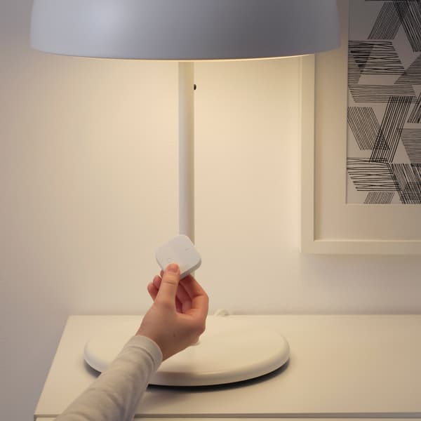 Der kabellose Dimmer kann magnetisch an der Lampe haften