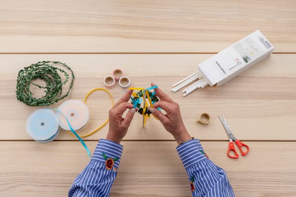 Der kleine Kranz wird an die Stange befestigt.