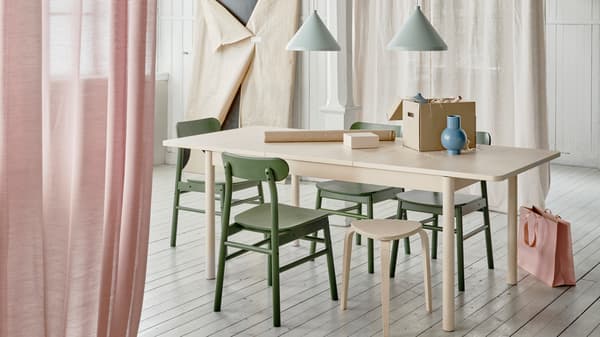 Der neue RÖNNINGE Ausziehtisch mit genutzter Ausziehfunktion steht hier in einem Esszimmer.