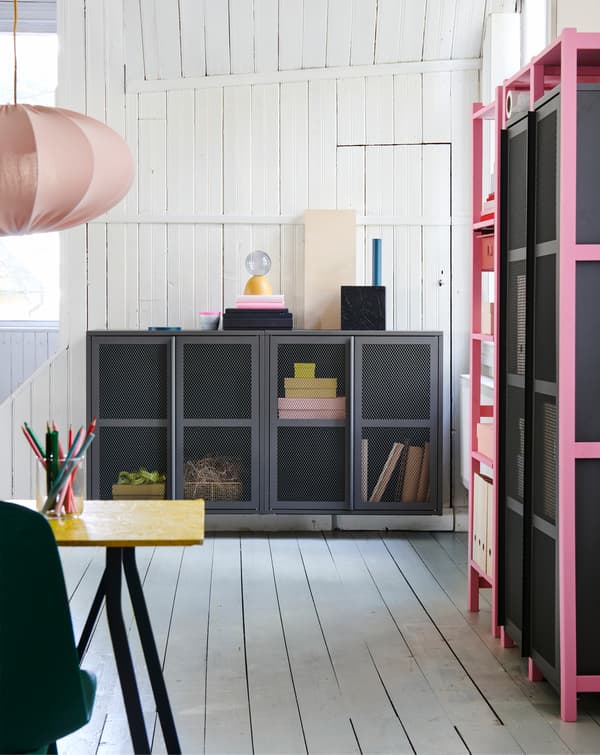 Der niedrige und hohe IVAR Schrank mit Netz in einem Bürobereich mit einem Tisch im Vordergrund