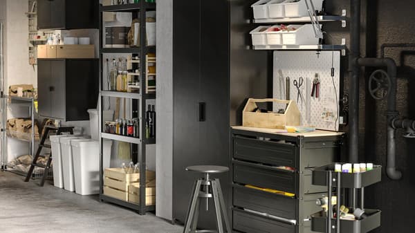 Der Platz in einer Garage wird optimal genutzt. In einer platzsparenden Garage sind offene BROR Regale und Regale mit Schränken zu sehen.