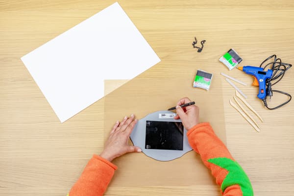 Der Spiegel wird als Schablone benutzt.