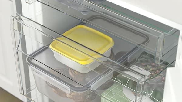 Des boîtes de conservation dans un compartiment de congélation