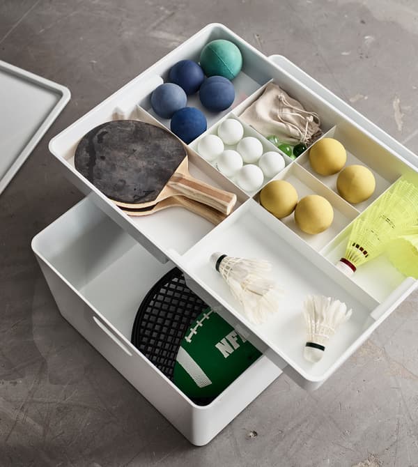 Des boîtes de rangement avec des organiseurs intérieurs sont toujours utiles pour les petites choses.
