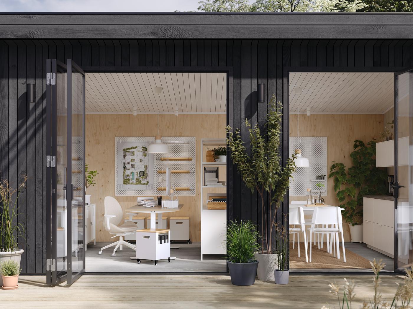 Des bureaux TROTTEN et d’autres meubles de bureau, dans un bâtiment élégant d’un étage avec des portes à deux battants ouvertes qui laissent entrevoir une terrasse en bois.