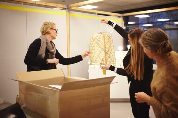 Des collaboratrices IKEA examinent une lampe KNIXHULT.