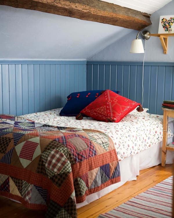 Des couettes en patchwork créent un look rustique chaleureux.