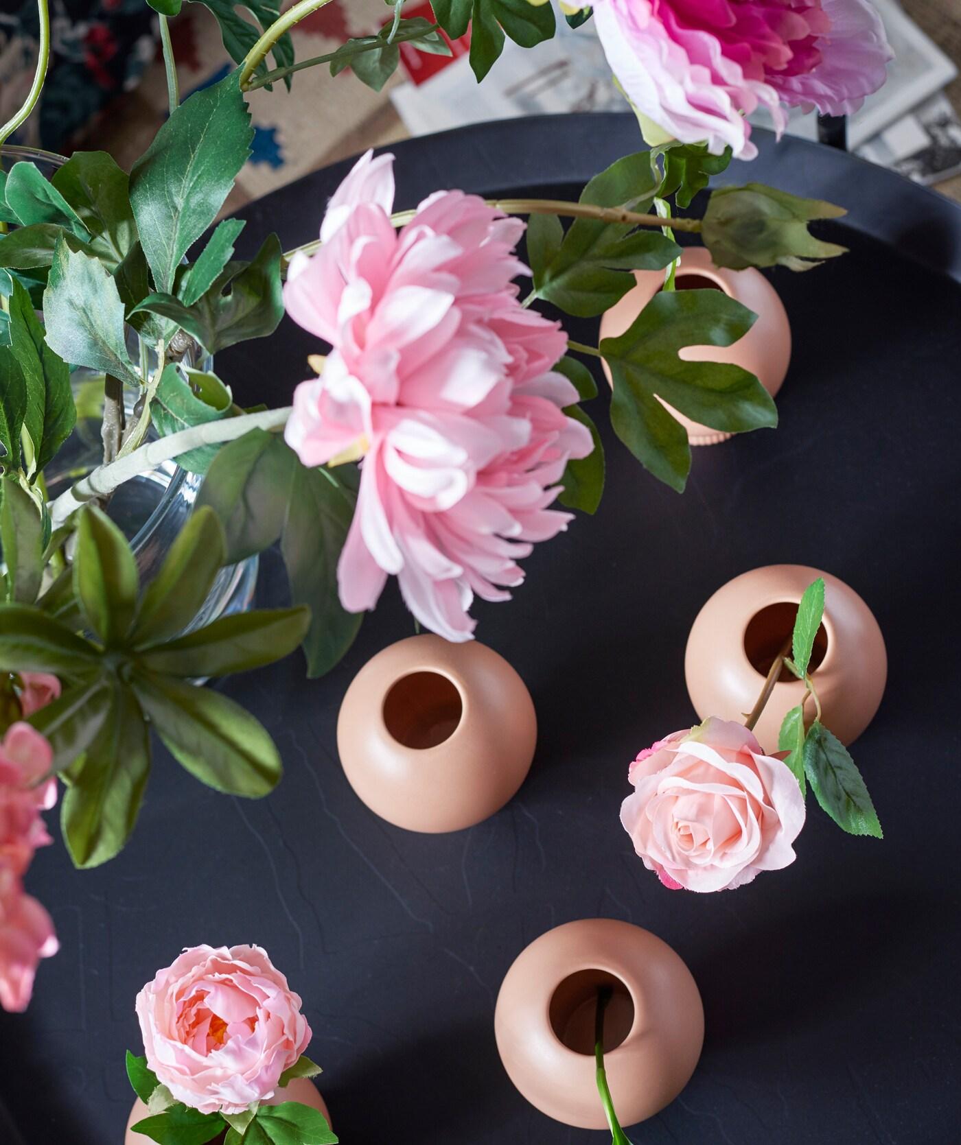 Des fleurs artificielles comme IKEA SMYCKA apportent de l’équilibre et une touche esthétique à une pièce où règne une ambiance spectrale.