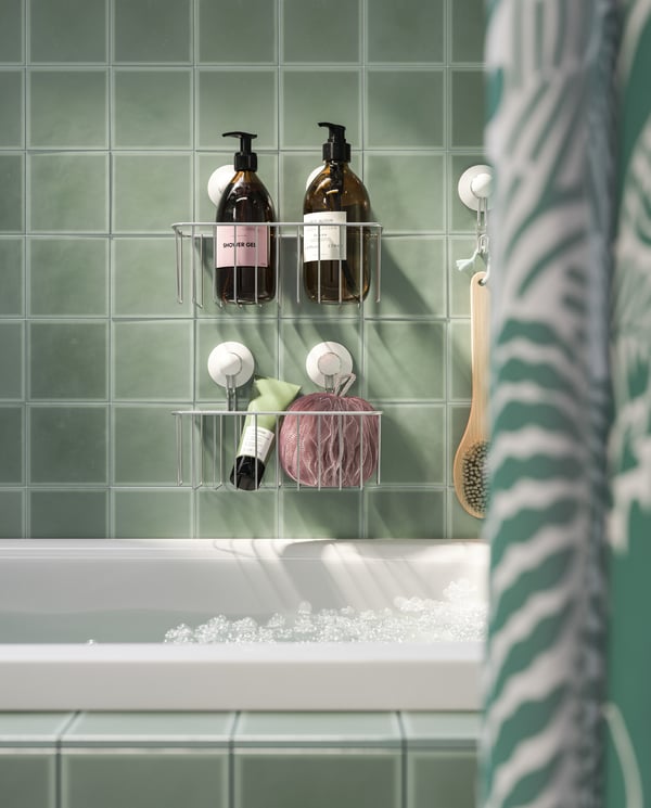 Salle de bains lumineuse et pétillante avec rangement IKEA CA