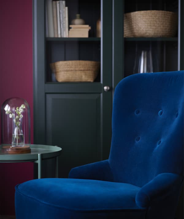 Des matières douces et somptueuses comme le velours bleu du fauteuil REMSTA de chez IKEA créeront une ambiance intimiste dans le séjour.