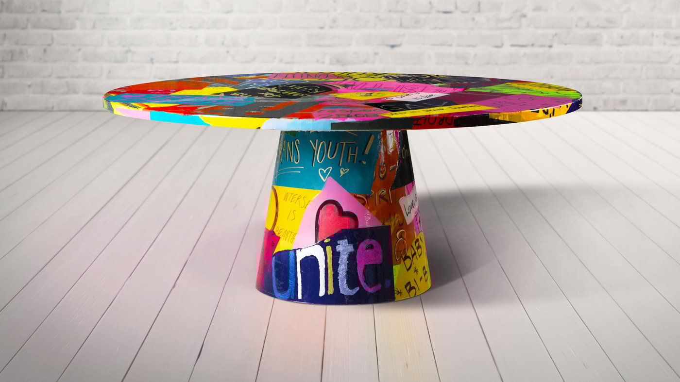 Des membres de la communauté 2SLGBTQ+ discutent de leur fierté personnelle dans le cadre de la campagne La table de la Fierté menée par IKEA Canada dans le but de lancer une conversation ouverte