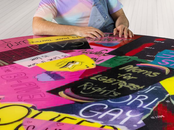 Des membres de la communauté 2SLGBTQ+ discutent de leur fierté personnelle dans le cadre de la campagne La table de la Fierté menée par IKEA Canada dans le but de lancer une conversation ouverte