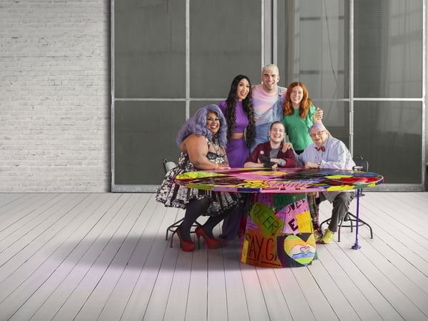 Des membres de la communauté 2SLGBTQ+ discutent de leur fierté personnelle dans le cadre de la campagne La table de la Fierté menée par IKEA Canada dans le but de lancer une conversation ouverte