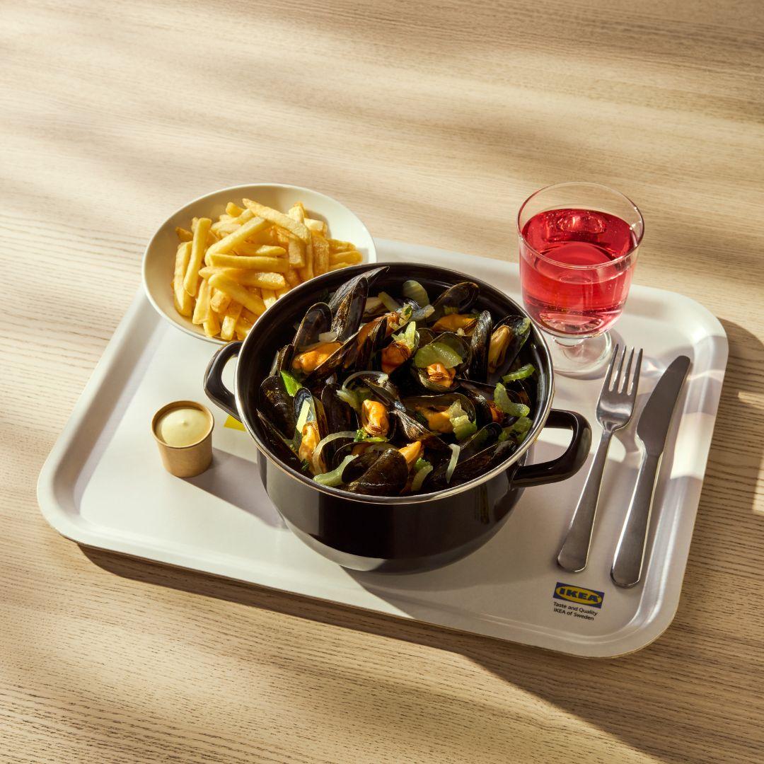 Des moules de Zélande accompagnées de frites, servies sur un plateau. 