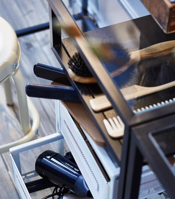 Des organiseurs en fil sont parfaits pour le rangement des accessoires pour cheveux.