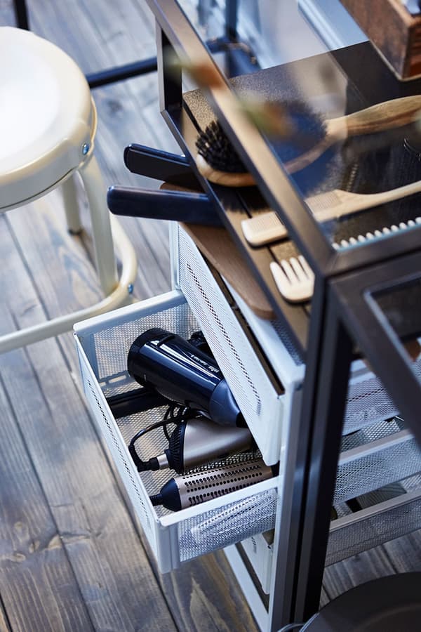 Des organiseurs en fil sont parfaits pour le rangement des accessoires pour cheveux.