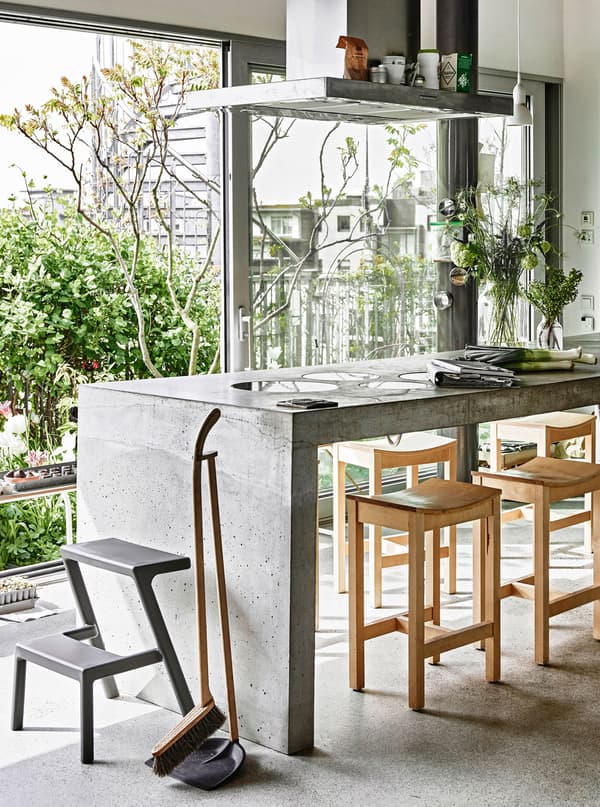  Des parois de verre coulissantes font entrer le jardin dans la cuisine
