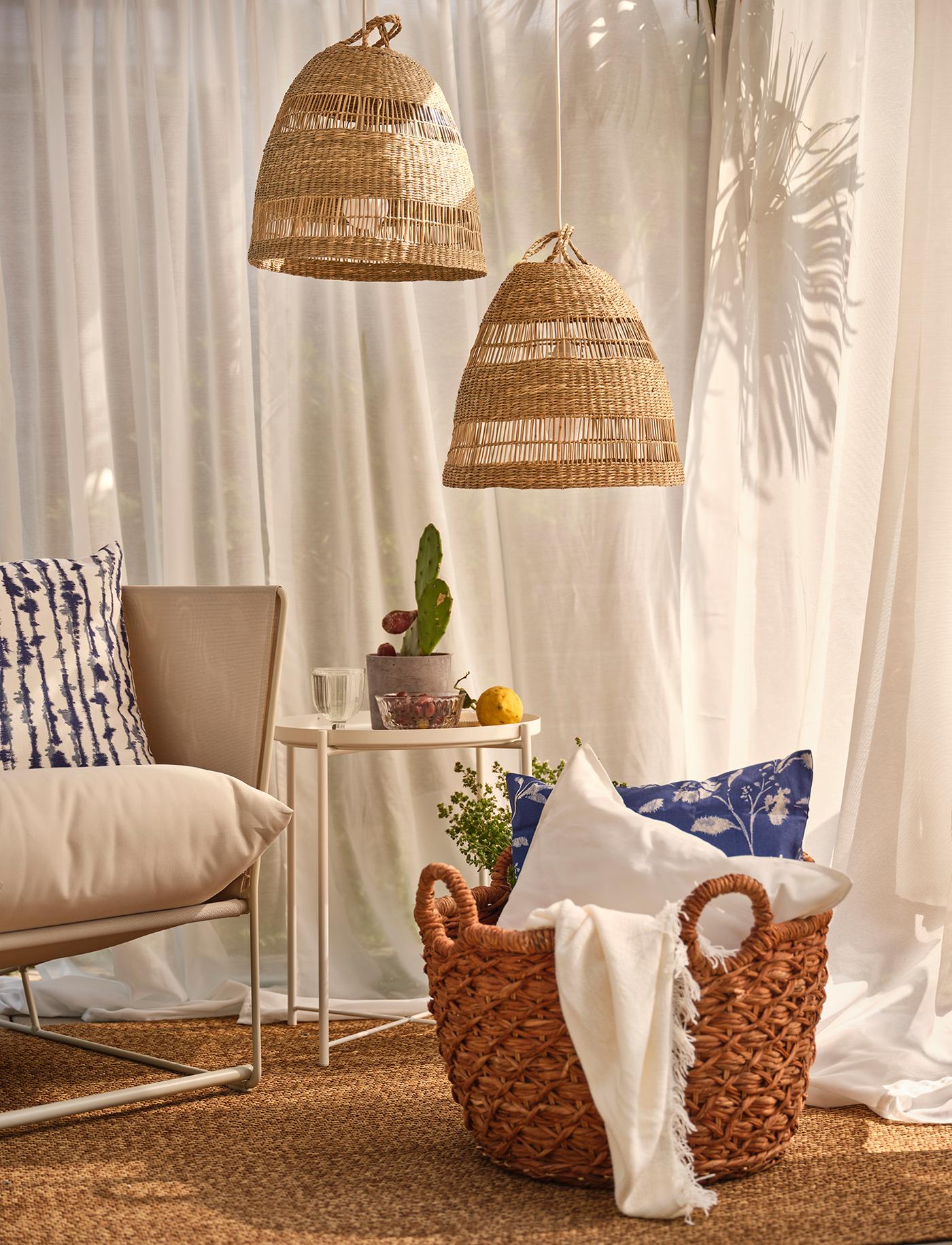 Des plafonniers en rotin suspendus dans une tente beige.