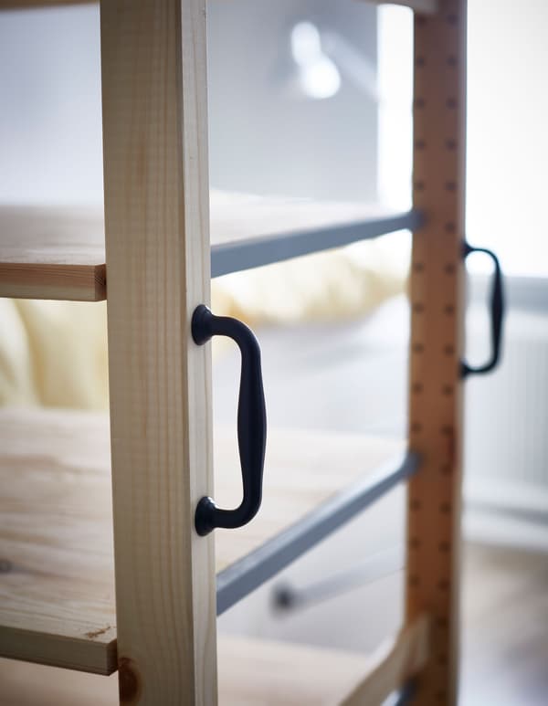Des poignées fixées sur l’étagère IVAR lui apportent une touche décorative.
