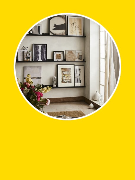 des rebords d'images disposés en cercle, sur fond jaune