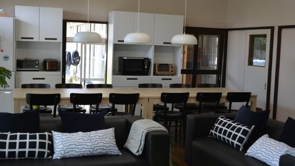 黒で統一されたソファスペースの奥にキッチンとダイニングがある。