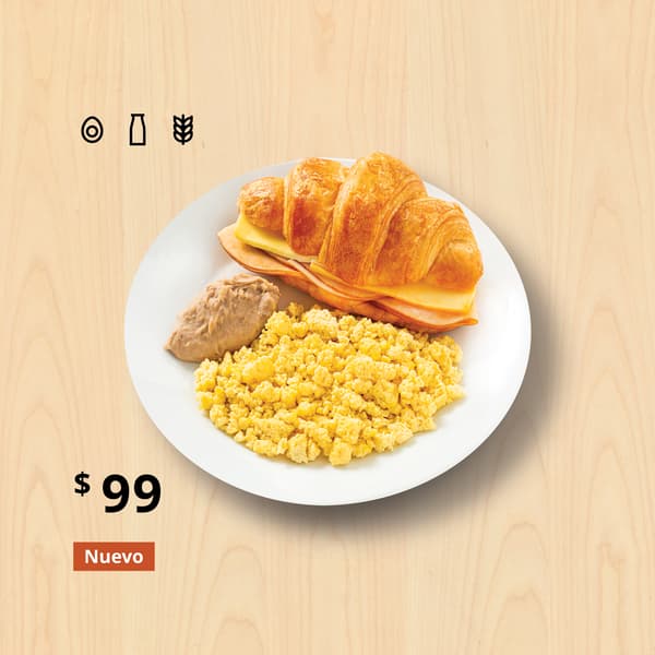 Desayuno completo con un croissant de jamón y queso, huevo revuelto y frijoles. Incluye café refill.