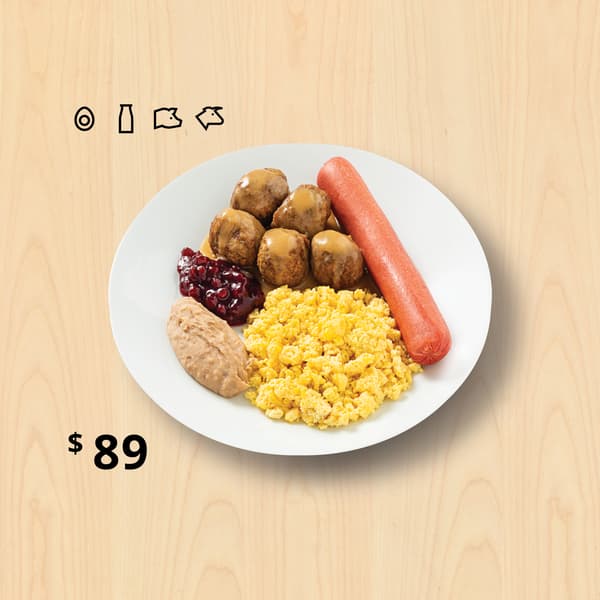 Desayuno con 5 albóndigas de carne, huevo, frijoles, salchicha, gravy y mermelada de lingonberry.