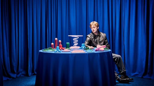 Designer Gustaf Westman e artigos da coleção VINTERFINT para a IKEA