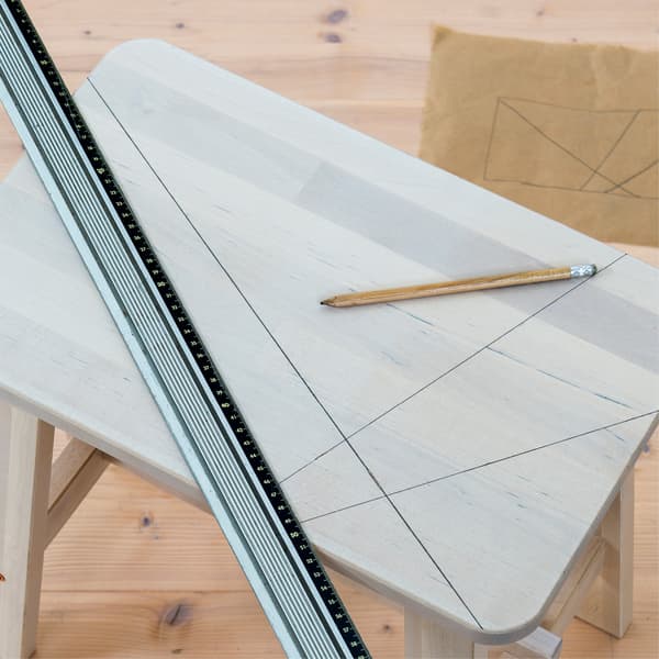 dessiner les lignes du motif à l'aide d'une règle et d'un crayon