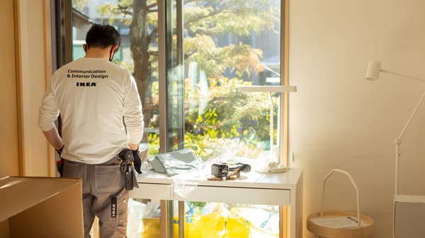 窓辺で作業する人物