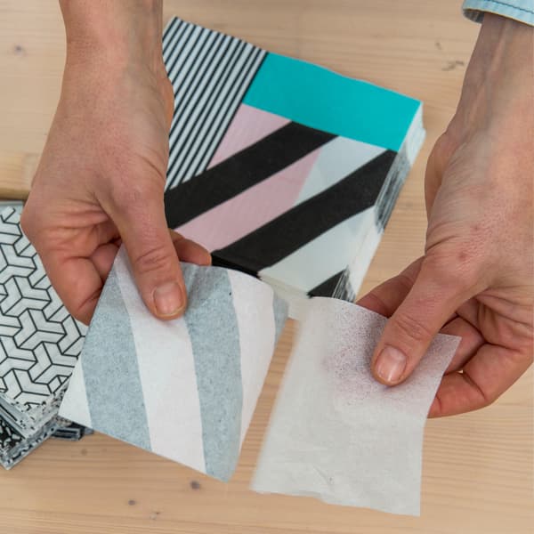 Détachez la couche supérieure de chaque serviette de façon à obtenir une fine feuille de papier.