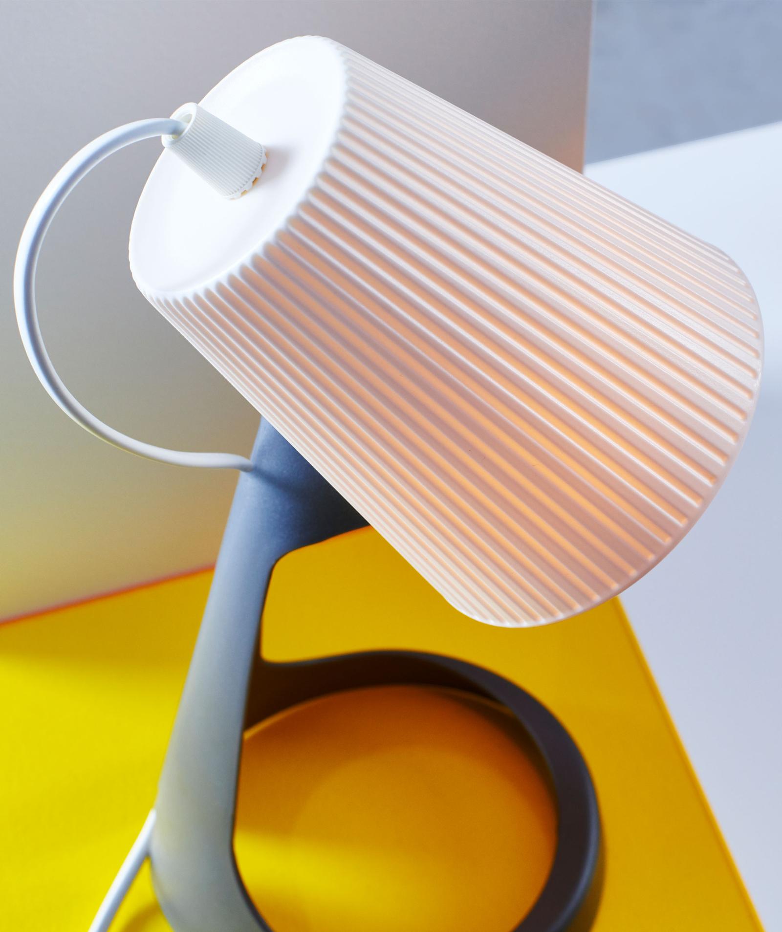 detail-bileho-stinidla-lampy-061fa73589c90eff3ec77078919f1d3c.jpg?f=sg
