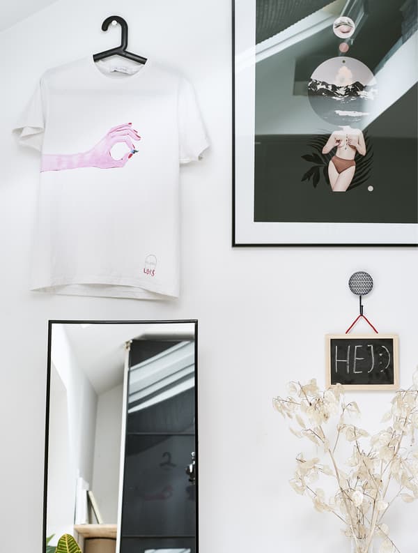 Détail d’un mur avec miroir et cadre.