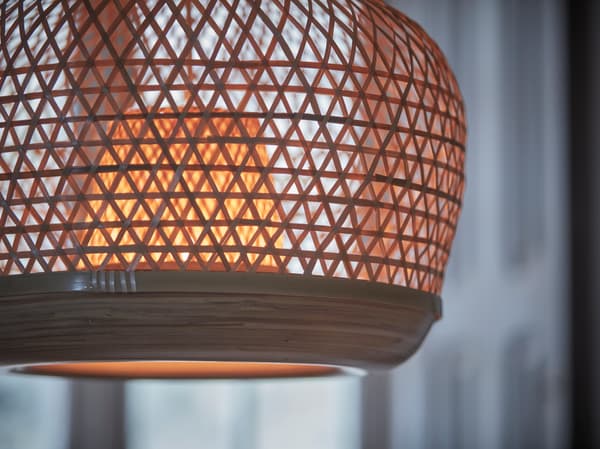 Detail lampy MISTERHULT s ručně pleteným stínidlem z přírodního bambusu