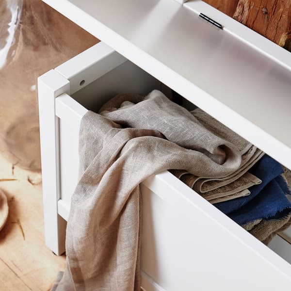 Detail lavice HEMNES z bíle lakované borovice