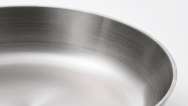 detail pánve z materiálu uhlíkové oceli