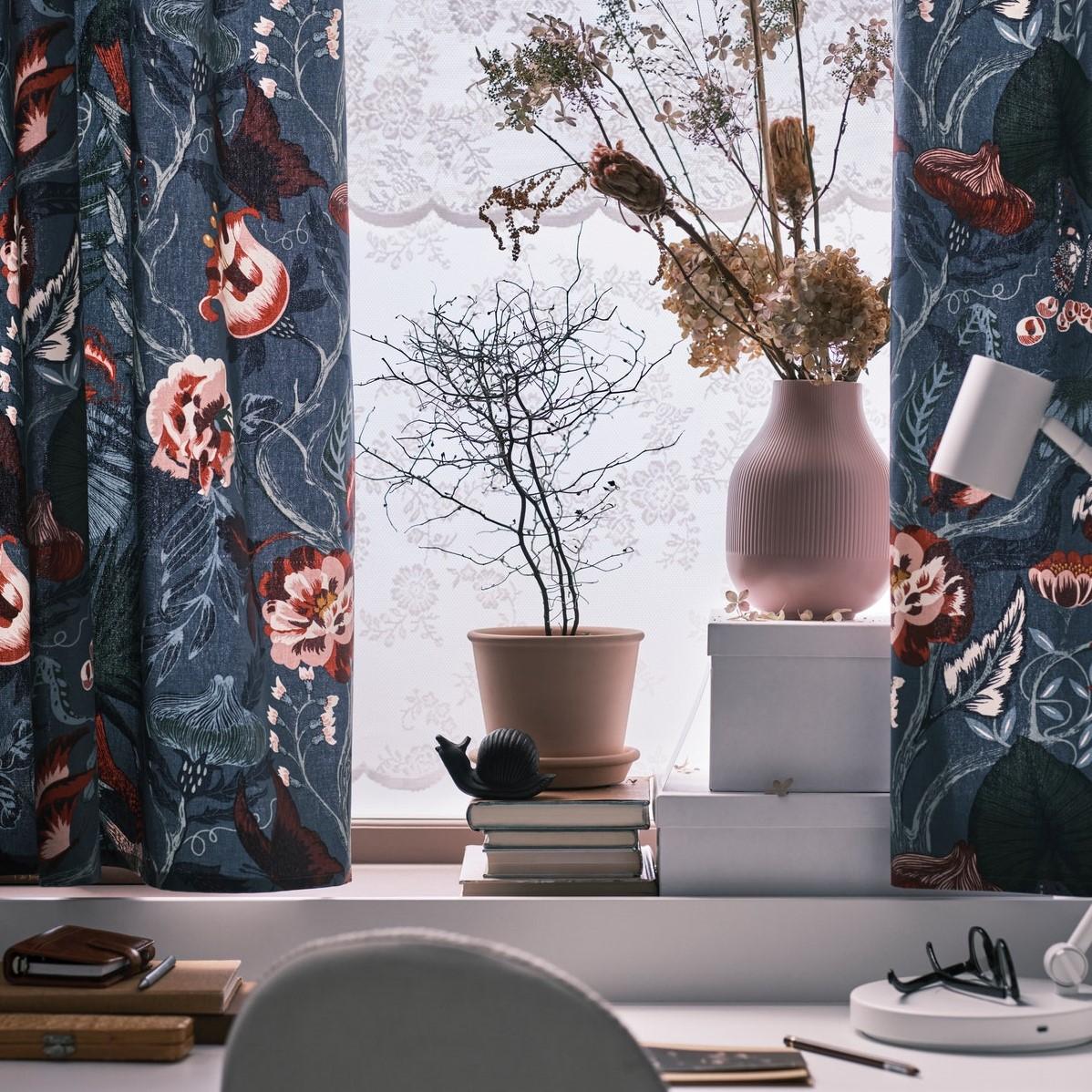 Detail parapetu se suchými květinami, květináčem a květinovými závěsy – ideální doplněk k textilnímu koberci ve vintage stylu.