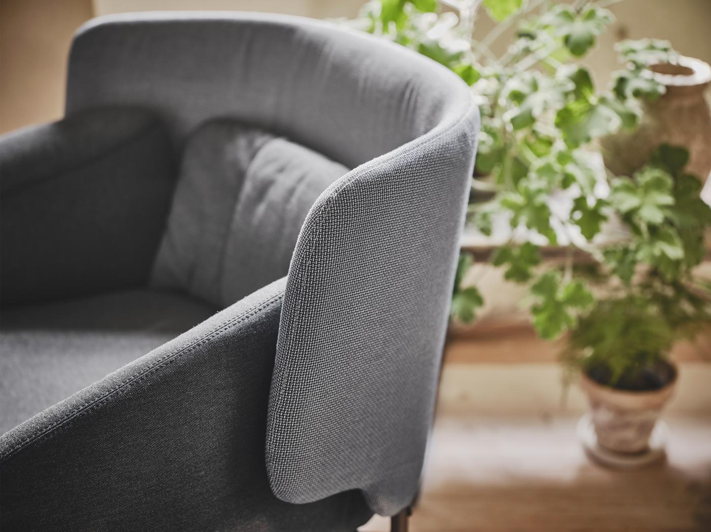 Detail šedého křesla BINGSTA s područkami a zadném panelem