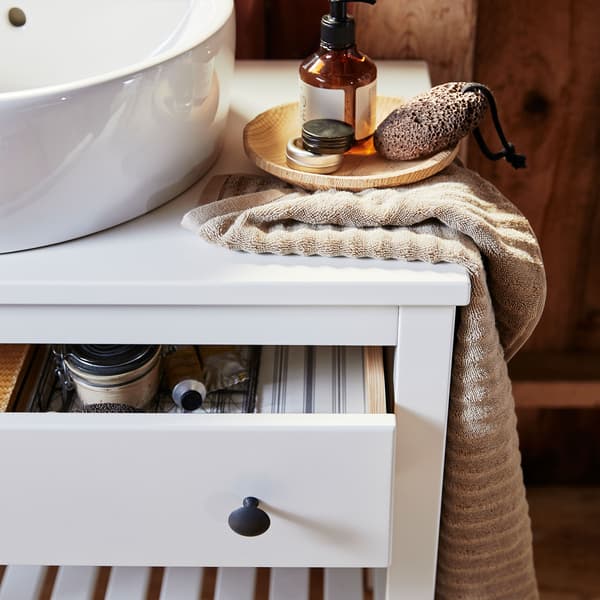 Detail skříńky pod umyvadlo HEMNES z bíle lakované borovice