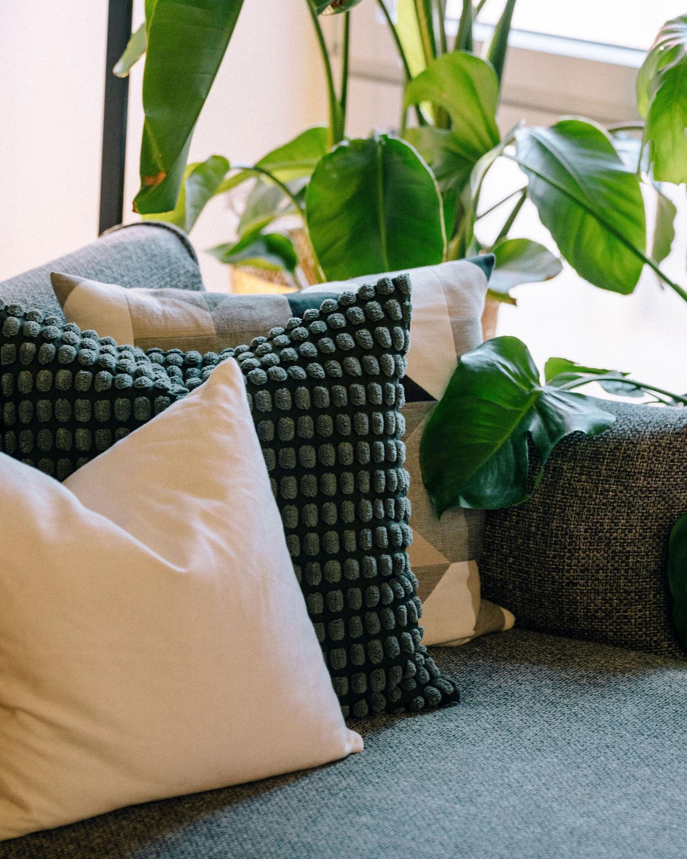 Detailansicht von drei Kissen auf einem Sofa.