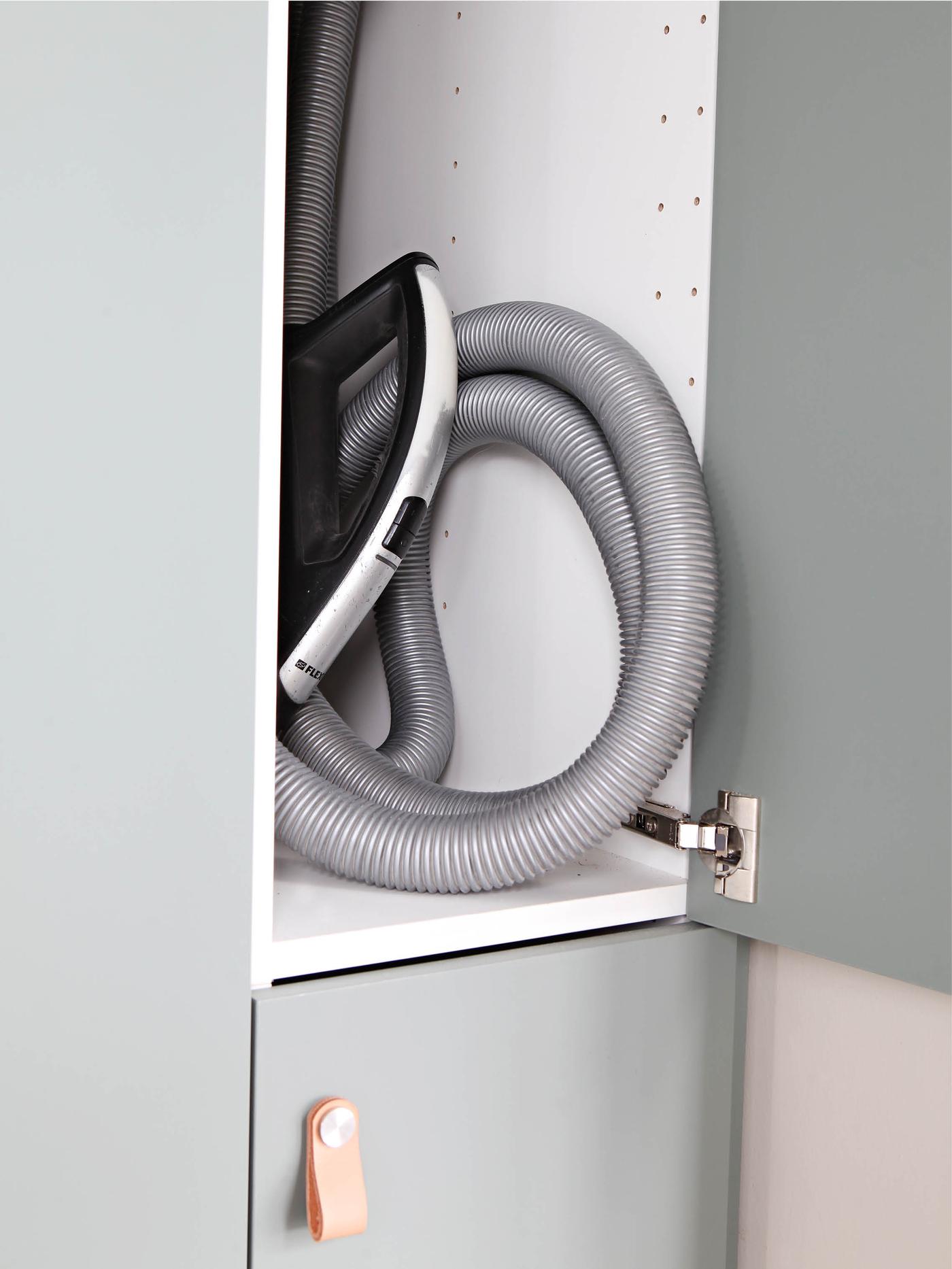 Detaljbilde fra innsiden av et skap.