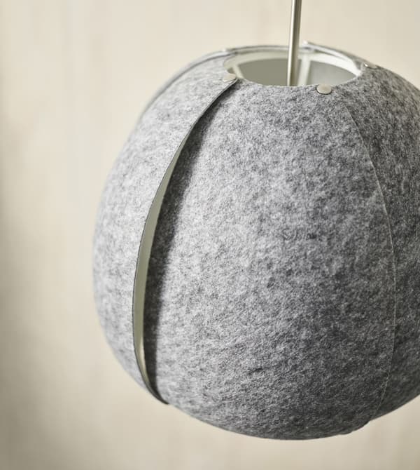 Detall d'un llum de sostre de feltre verd fosc VINTERGATA d'IKEA, que està fabricat parcialment amb plàstic PET reciclat.